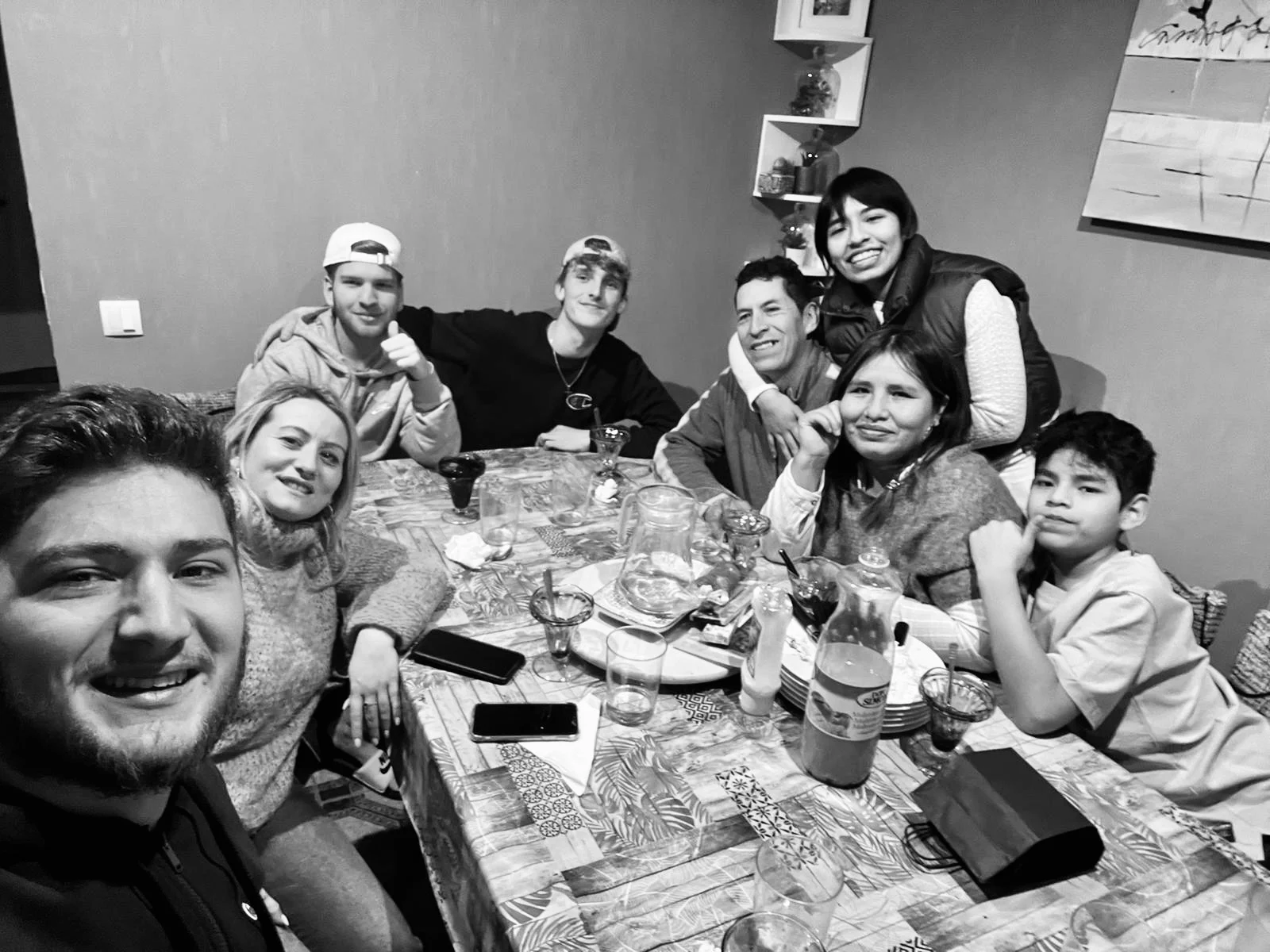 Famille d'accueil à table avec des élèves