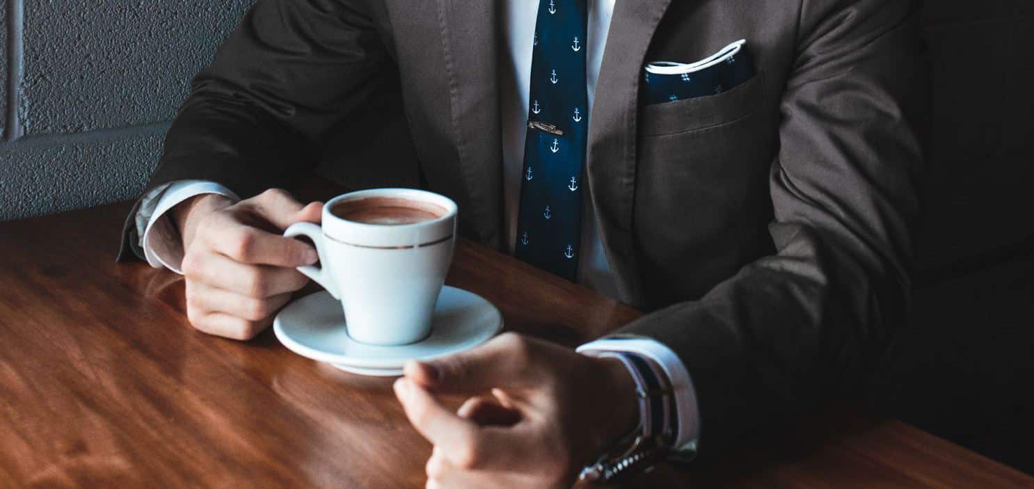 homme-costume-café-négocier-salaire-stage