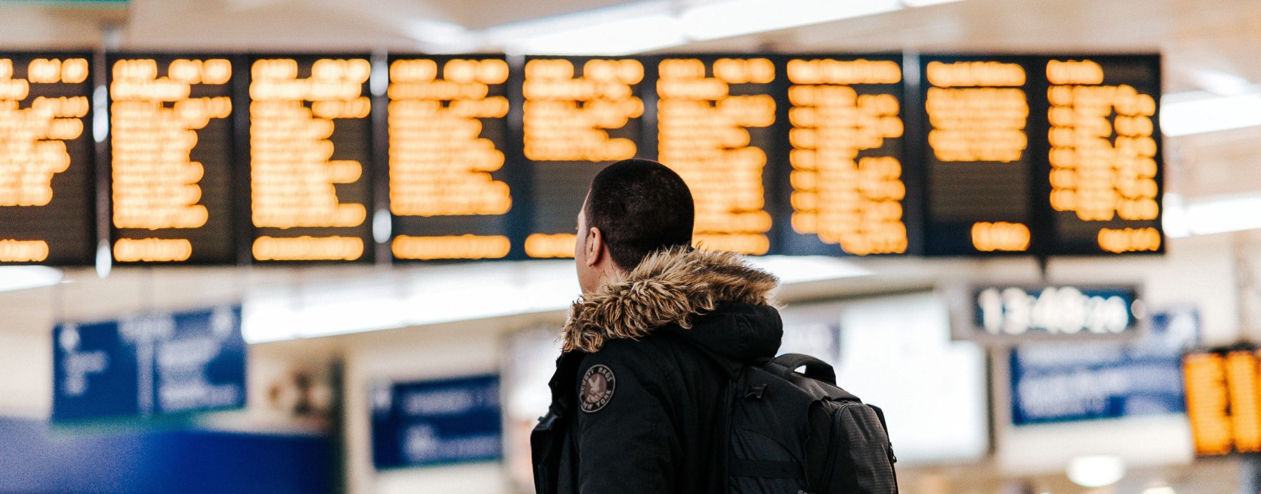 homme-regarde-panneau-aeroport