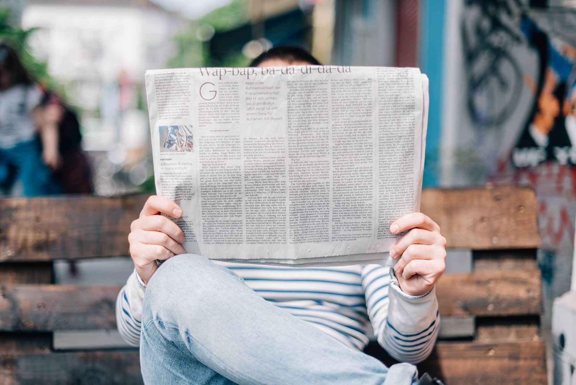 homme lisant les bons plans de barcelone sur un journal