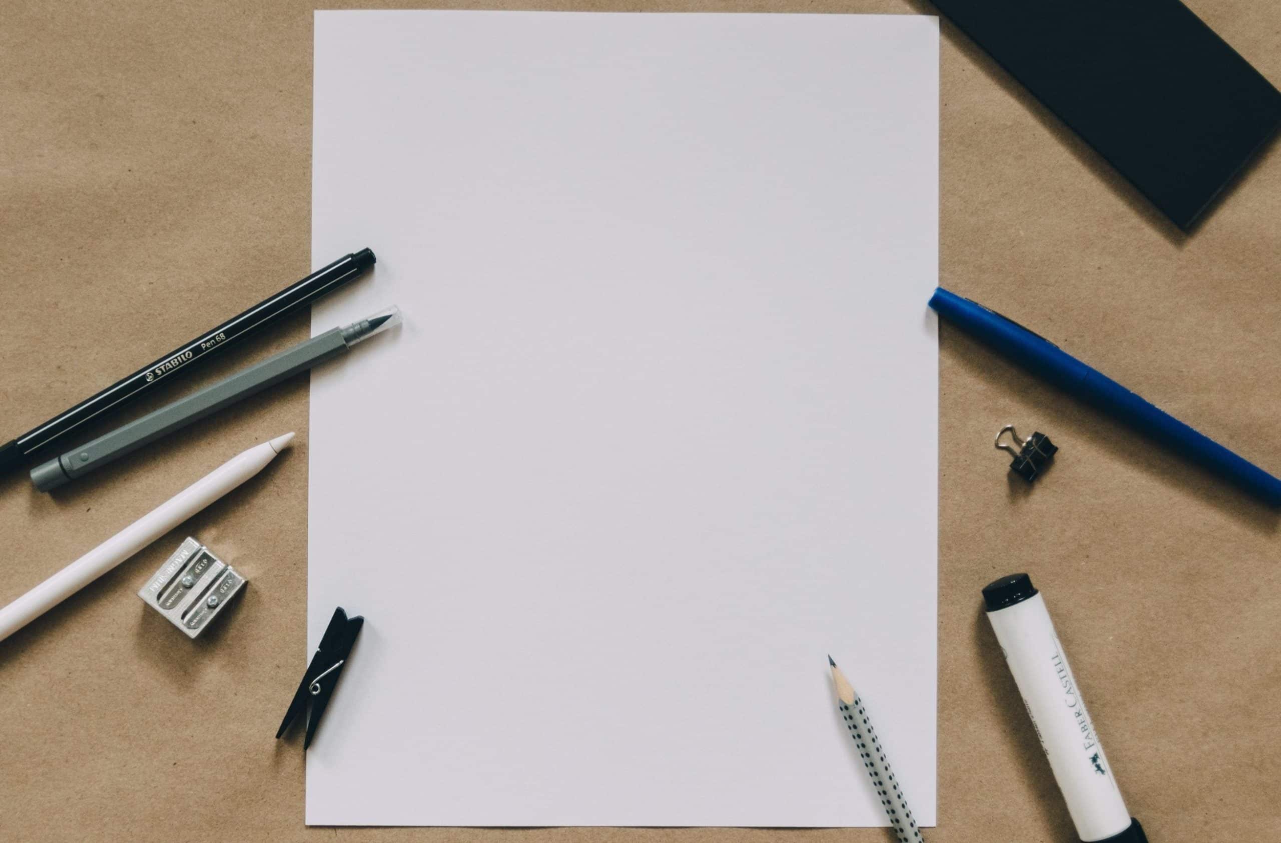 page blanche avec stylo pour rapport de stage