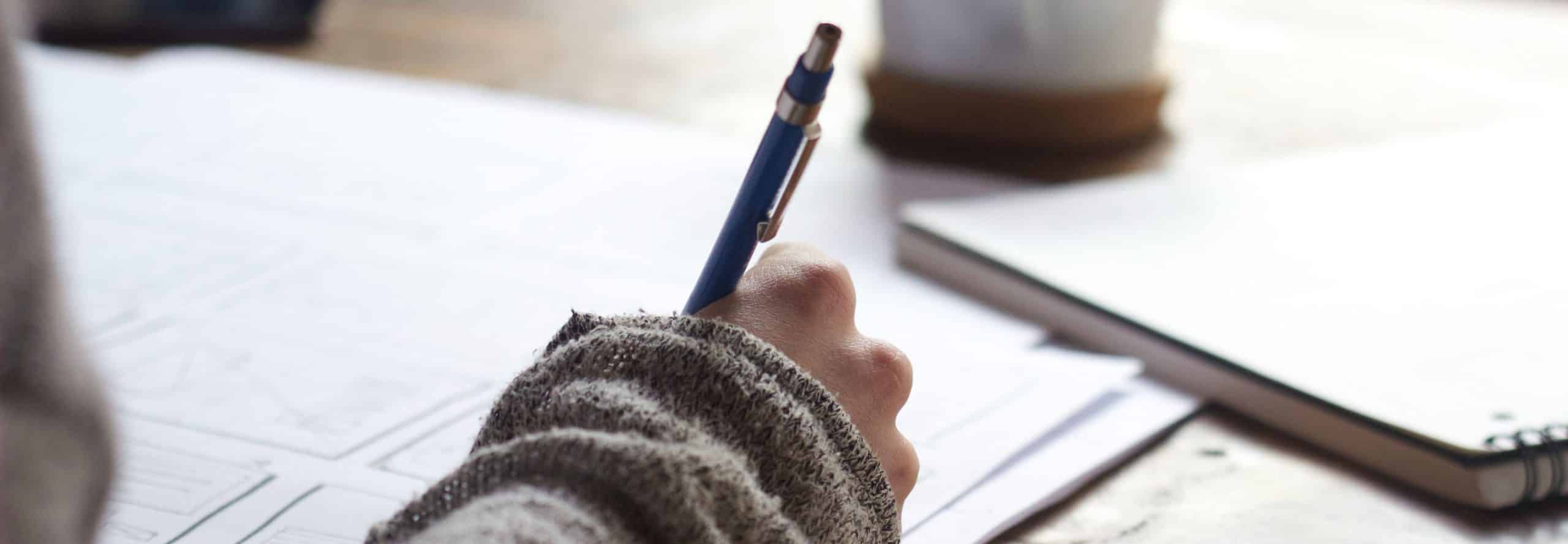 stylo-feuilles-ecriture-cv-lettre-de-motivation