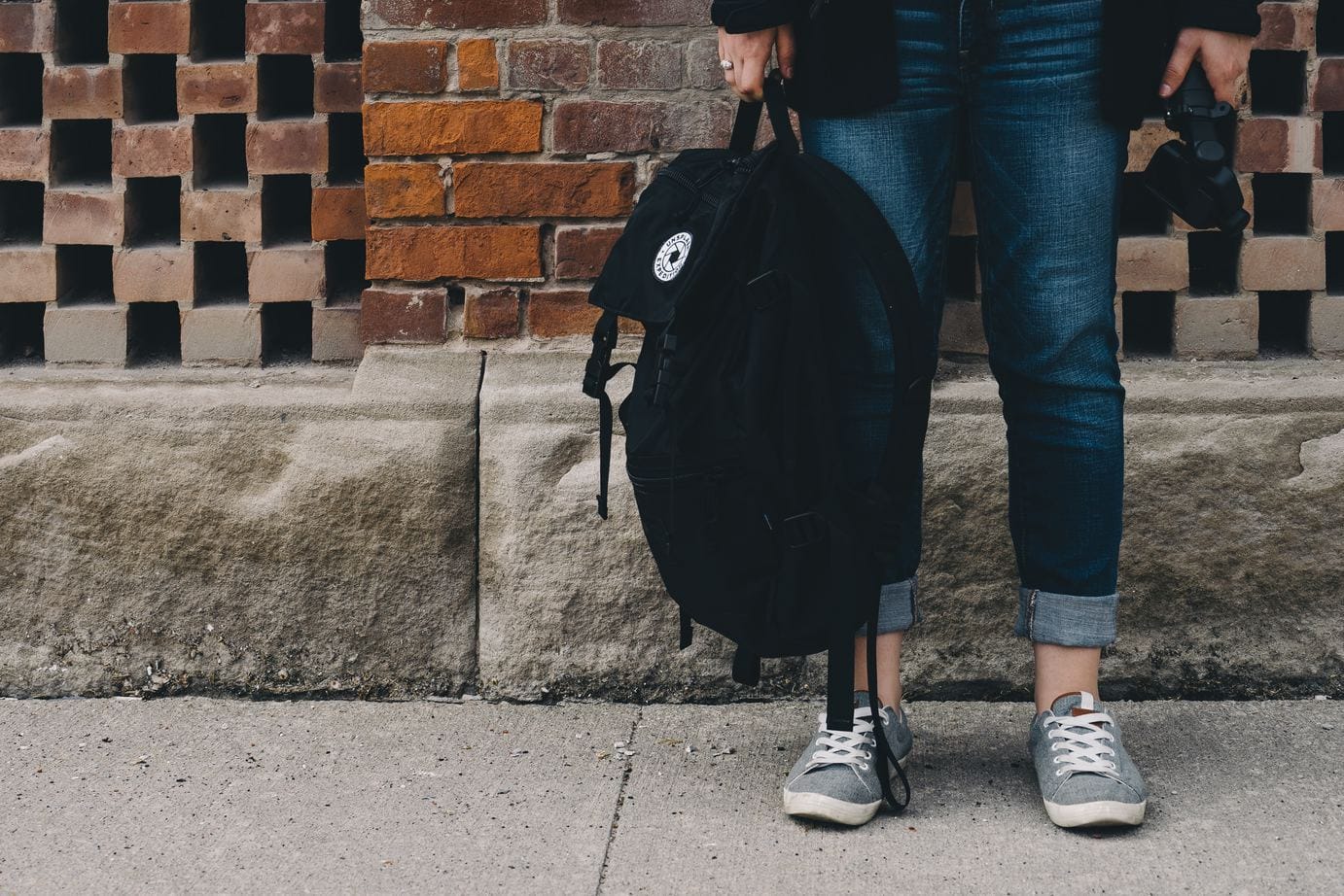 homme-tenant-sac-à-dos-dans-la-rue